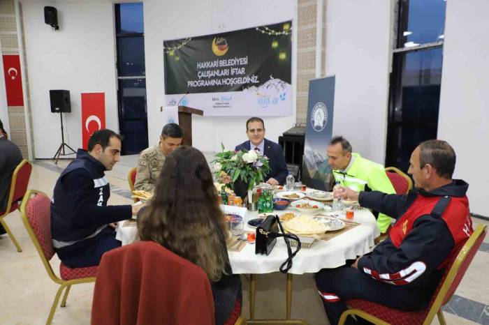 Vali Akbıyık Belediye Personeli İle İftar Açtı