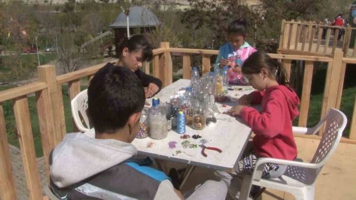 Afetzede Çocuklar, El Sanatları Kursunda Depremin İzini Hafızalardan Silmeye Çalışıyor