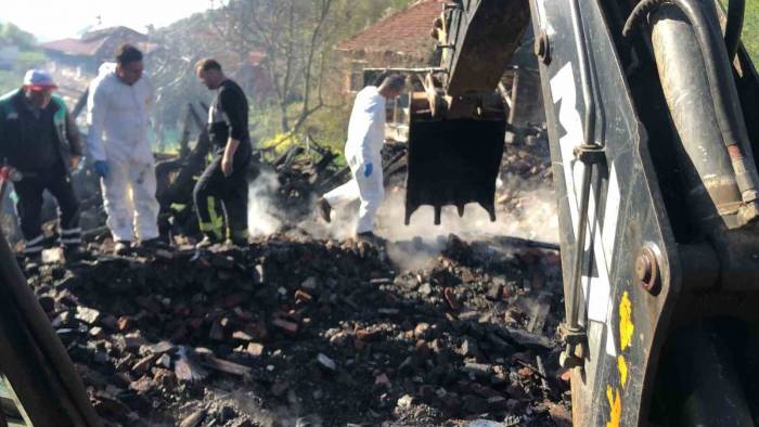 Cide’de 3 Katlı Evdeki Yangında Ölen Kadının Cansız Bedeni Bulundu