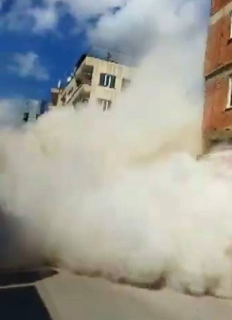 Kilis’te Binanın Çökme Anı Cep Telefonu Kamerasına Yansıdı