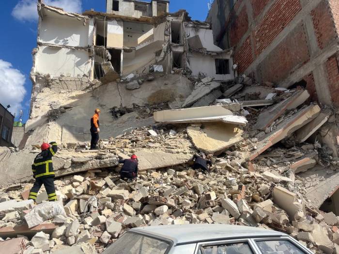 Kilis’te Ağır Hasarlı Bir Bina Çöktü