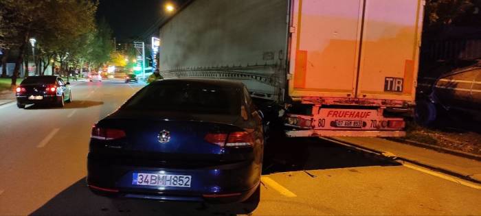 Cep Telefonuna Bakmak İsterken Park Halindeki Tıra Çarptı: 3 Yaralı