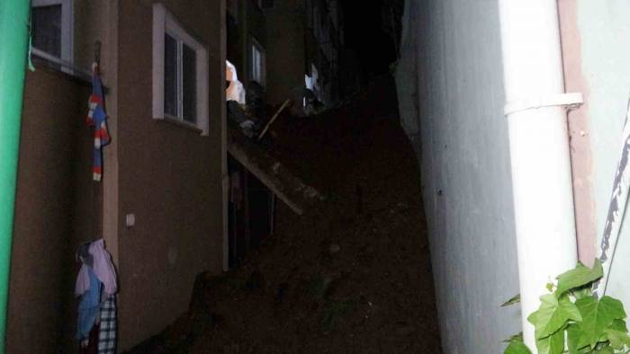 İstinat Duvarı Apartmanın Üzerine Çöktü: 32 Daire Tahliye Edildi