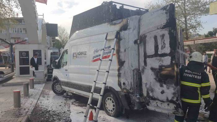 Belediyeye Ait Araç Alev Topuna Döndü