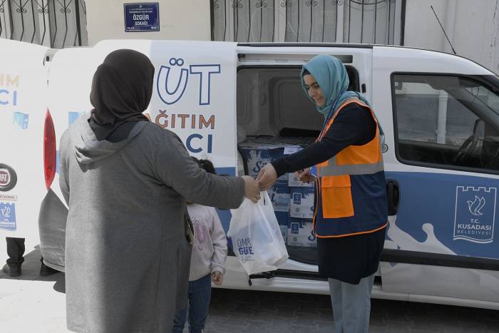 Kuşadası Belediyesi’nin Süt Desteği Devam Ediyor
