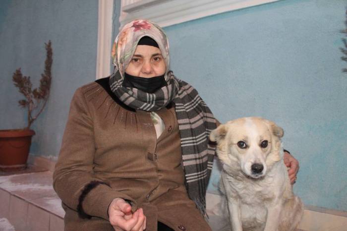 Mahallenin Maskotu ’çirkin’ Alkış Sesi Duyunca Oynamaya Başlıyor