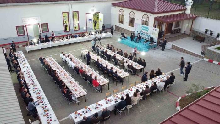 Hükümlülerin İlahileri Protokolü Mest Etti