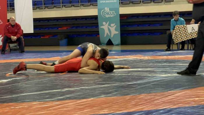 Niğde’de Grekoromen Gençler Ve Yıldızlar Grup Müsabakaları Başladı