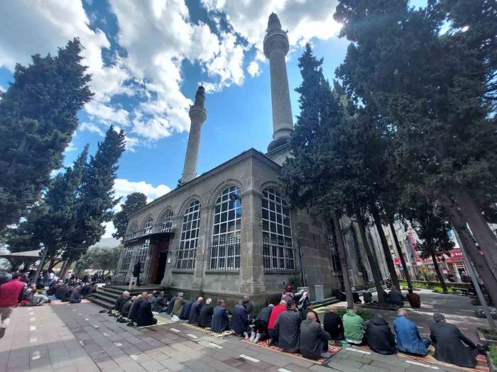 Ramazan’ın Son Cumasında Da Camiler Doldu Taştı