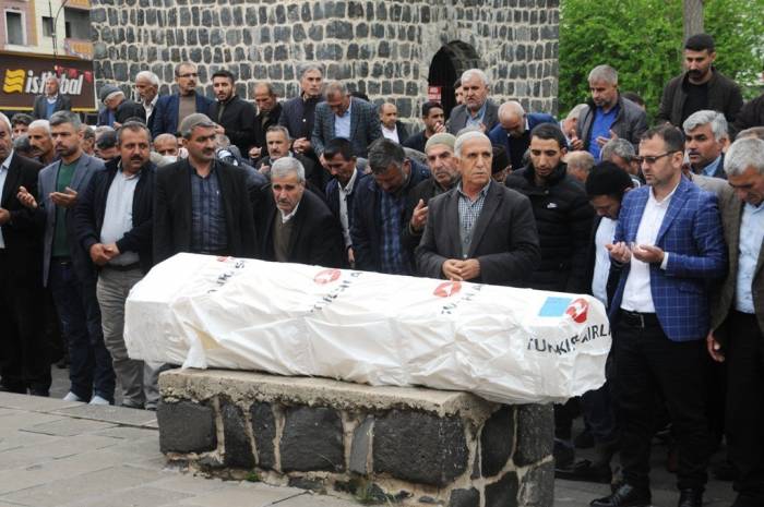 Sakarya’da Evinde Boğazı Kesilmiş Halde Bulunan Dicle Naz Hemşire Cizre’de Defnedildi