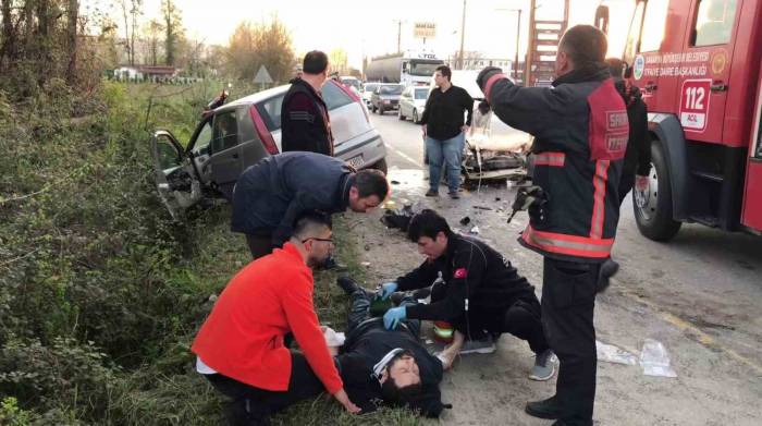 Hafif Ticari Araç İle Otomobil Kafa Kafaya Çarpıştı: 6 Yaralı