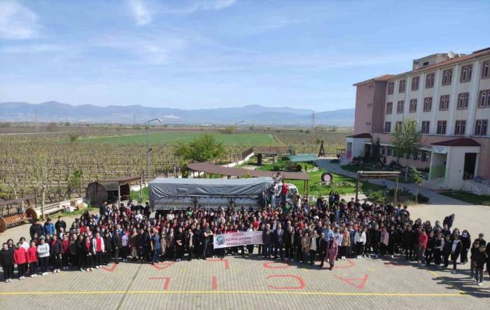 Liselilerden Depremzedeler İçin 10 Ton Gıda Yardımı