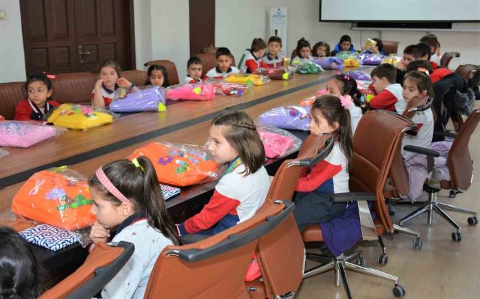 Tasarladıkları Çantaları Ve İçerisine Koydukları Malzemeleri Deprem Bölgesindeki Arkadaşlarına Gönderecekler