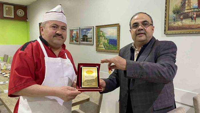 23 Senelik Aşçısı Eyt’den Emekli Olunca Altın Ve Plaket Verdi