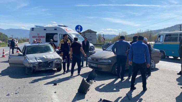 Şerit İhlali Yaptı, 4 Kişi Yaralandı