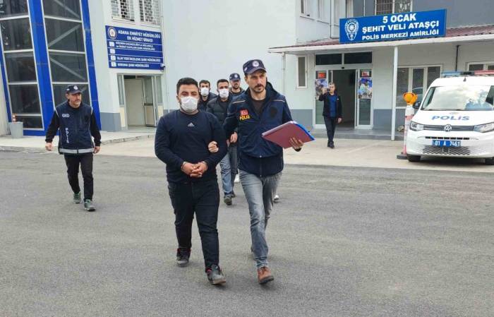 Göçmen Kaçakçısı 3 Şüpheli Yakalandı: 23 Kaçak Göçmeni Yolda Görüp Almışlar