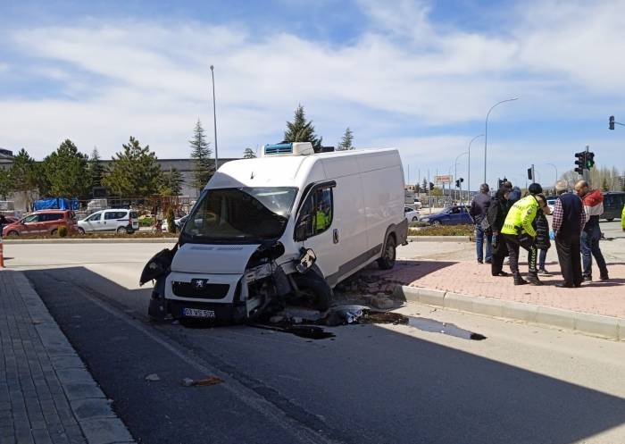 Kamyonet Cami Avlusuna Metreler Kala Kaldırıma Çarparak Durabildi