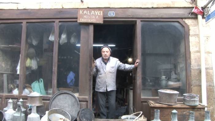 Mesleğinin Son Temsilcilerinden Kalaycı Mustafa Usta Zanaatini Yarım Asırdır Yaşatıyor