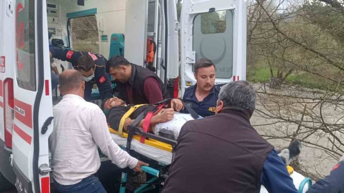 Bolu’da Virajı Alamayan Tır Devrildi: 1 Yaralı