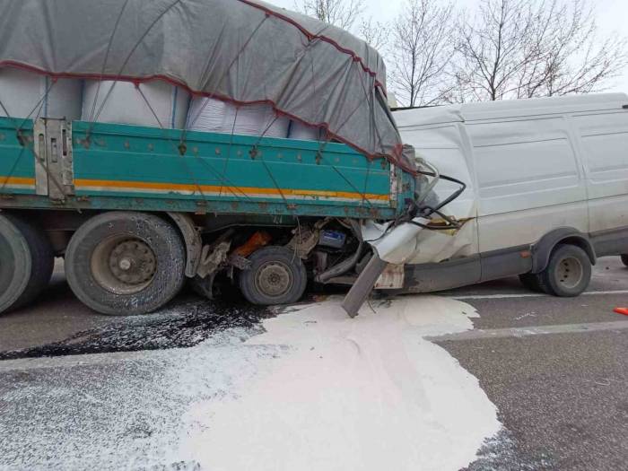 Bursa’da Kamyonet Tıra Çarptı: 2 Ölü