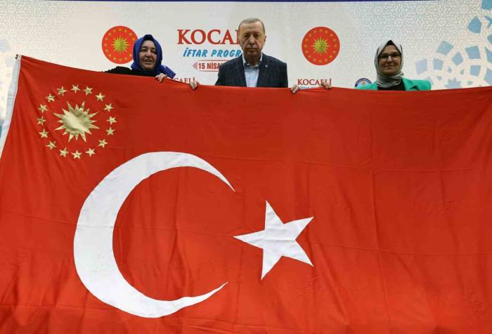 Cumhurbaşkanı Erdoğan Depremzedeler İle İftarda Buluştu