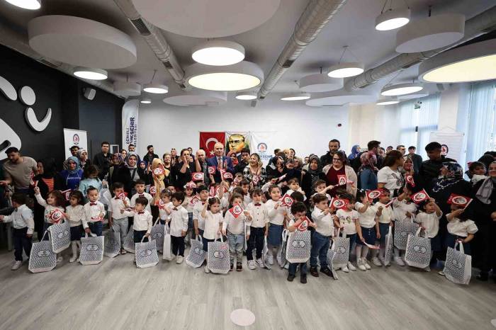 Miniklerden Erken 23 Nisan Kutlaması