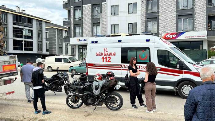 Düzce’de Çarpışan İki Motosikletin Sürücüleri Yerde Sürüklendi