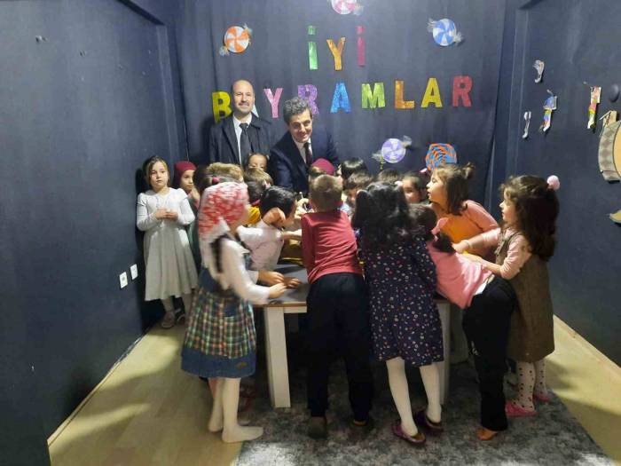 Minikler Kumbaralarını Depremzedeler İçin Açtı