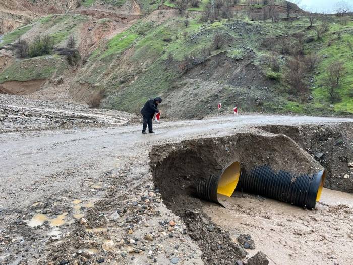 Sağanak Yağış Nedeni İle Tahrip Olan Yol Ve Menfezler Onarılıyor