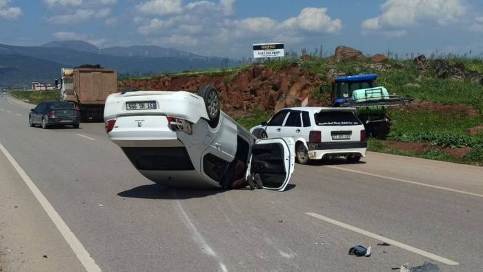Kavşakta Çarpışan Otomobillerden Biri Ters Döndü: 1 Yaralı