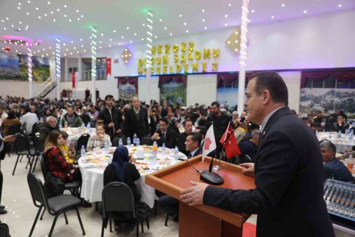 Vali Akbıyık Bin Kişi İle İftar Açtı