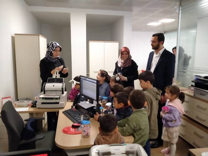 Minik Öğrenciler Kumbaralarındaki Paraları Depremzedelere Gönderdi