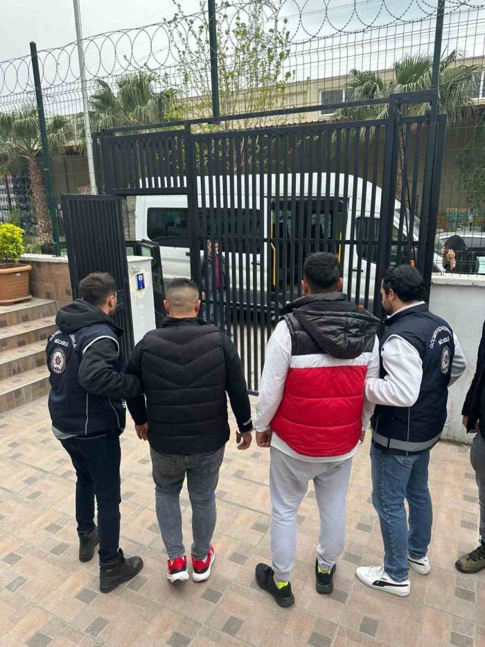 İzmir Polisinden Göçmen Kaçakçılarına Darbe: 5 Tutuklama
