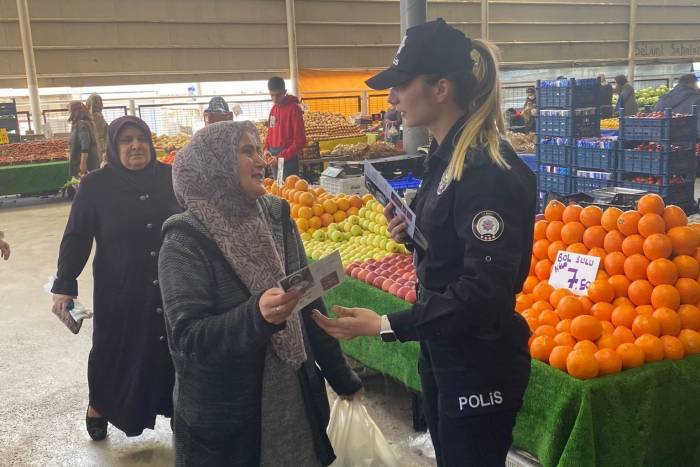 İzmir Polisi Pazar Yerinde Vatandaşları Bilgilendirdi