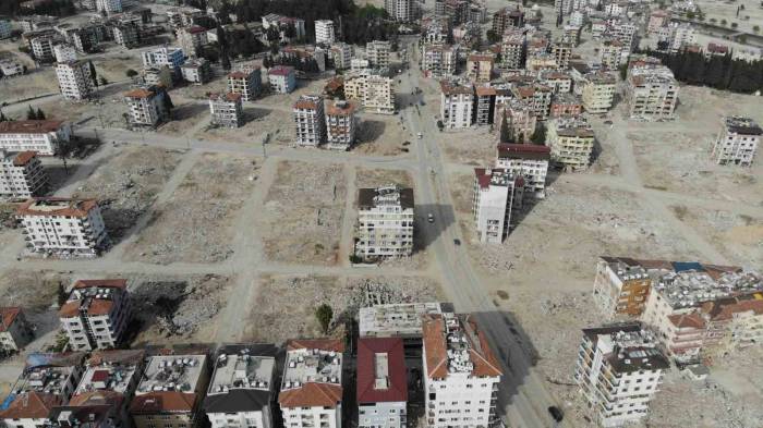 Hatay’dan Çarpıcı Görüntüler: Enkazlar Kaldırıldıkça Boşluklar Büyüyor