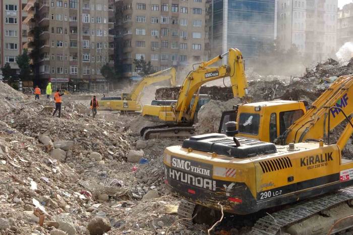 Diyarbakır’da Enkaz Kaldırma Çalışmaları Devam Ediyor