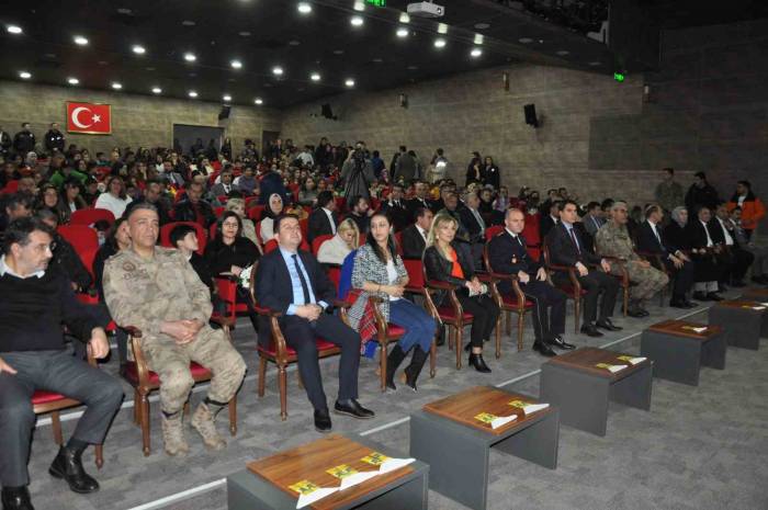 Kars’ta Şiirler Polisler İçin Okundu