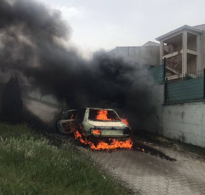 Alev Alev Yanan Otomobil Hurda Yığınına Döndü