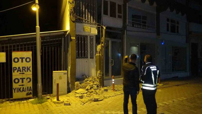 Ağır Hasarlı Binadaki Göçük Paniğe Neden Oldu