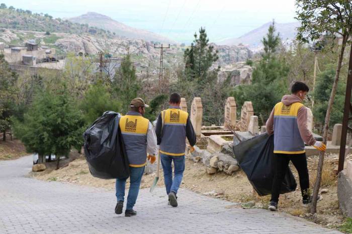 Mardin’de Ramazan Bayramı Öncesi Mezarlıklarda Temizlik Ve Bakım Çalışması