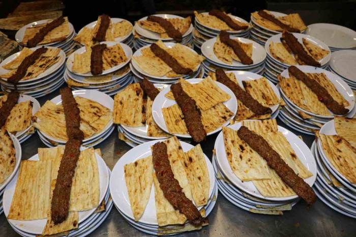 10 Çeşit Meze İle Servis Ediliyor: Adana Kebap İftarda Hem Gözü Hem De Mideyi Doyuruyor