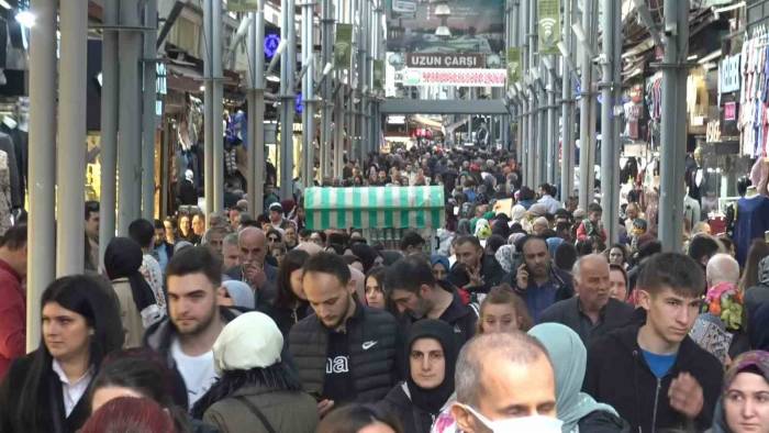 Bursa Tarihi Uzun Çarşı’da Bayram Yoğunluğu
