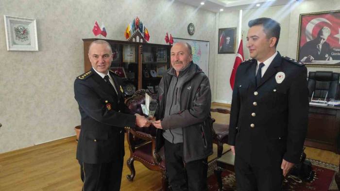 Satranç Turnuvasına Katılan Gazeteci Ve Polis Ödüllendirildi