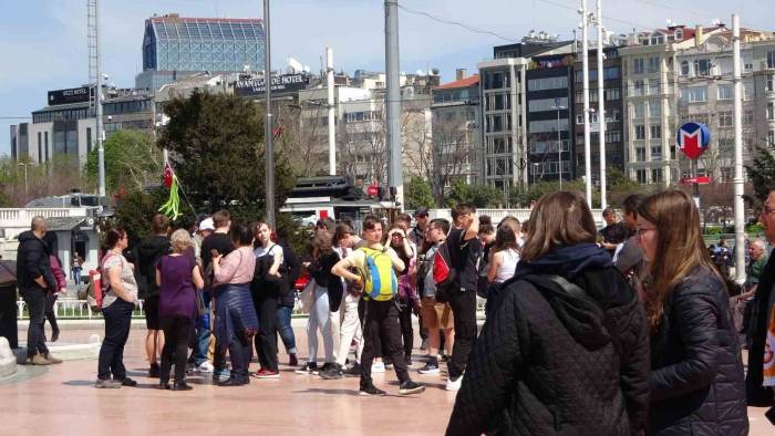 Sıcak Havayı Fırsat Bilenler Taksim’e Akın Etti