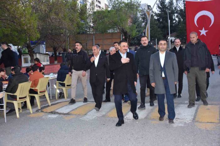 Siirt Valisi Hacıbektaşoğlu, Vatandaşlarla İftar Sofrasında Bir Araya Geldi