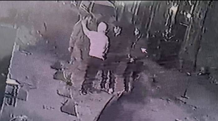 Taksim’de Bıçaklı “çakmak İsteme” Kavgası Kamerada: Darbedip Bıçakladılar