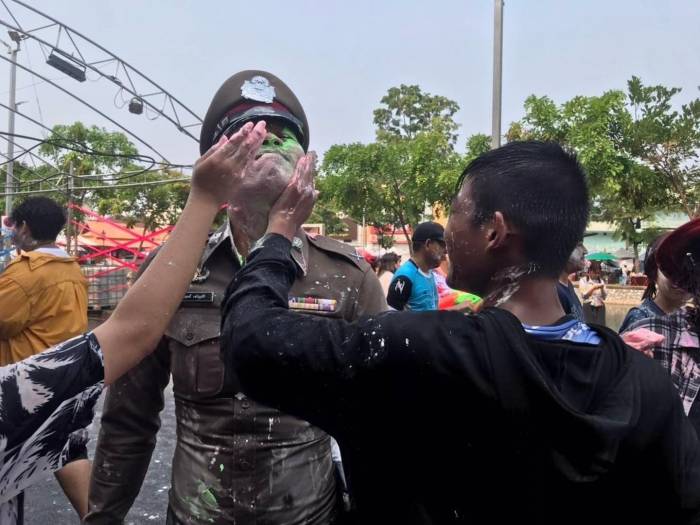 Tayland Başbakanı Su Savaşına Katıldı