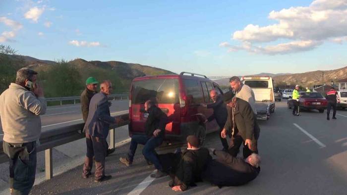 Bariyere Çıkan Aracı Kurtarırken Altında Kalmaktan Son Anda Kurtuldular