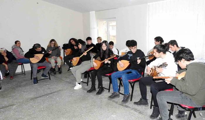 Gezici Bağlama Atölyesi İle Bağlama Gelecek Nesillere Aktarılıyor