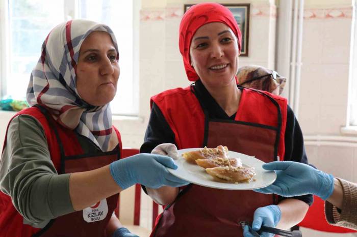 Depremzede Kadınlar Mutfağa Girdi, Ortaya Çeşit Çeşit Lezzetler Çıktı